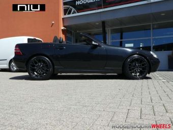 NIU WHEELS TYPE Y IN HET ZWART GEMONTEERD ONDER EEN MERCEDES SLK 