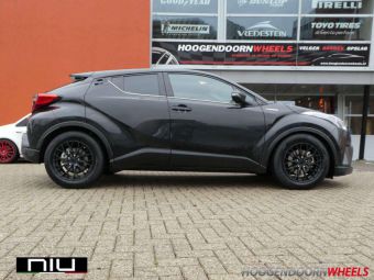 NIU WHEELS Y MAT ZWART GEMONTEERD MET WINTERBANDEN ONDER EEN TOYOTA C-HR