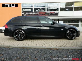 NIU DEDICATED VELGEN BAYERN ZWART GEPOLIJST IN 19 INCH BREEDSET GEMONTEERD ONDER EEN BMW 3 SERIE