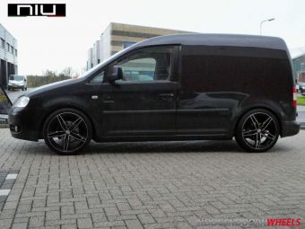  NIU WHEELS INGOLSTADT ZWART GEPOLIJST IN 19 INCH GEMONTEERD ONDER EEN VW CADDY MET SPORTBANDEN 235/35/19