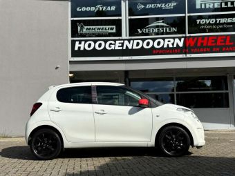 OXXO OBERON 4 BLACK IN 15 INCH GEMONTEERD ONDER EEN CITROEN C1