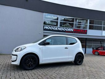 PLATIN P73 IN 14 INCH BLACK GEMONTEERD ONDER EEN VOLKSWAGEN UP