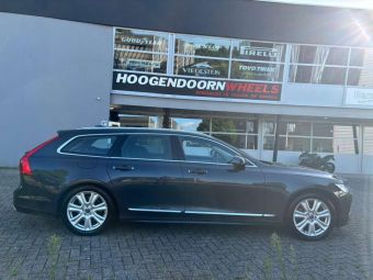 RH ALURAD NAJI II IN 18 INCH SPORT SILVER GEMONTEERD ONDER EEN VOLVO V90