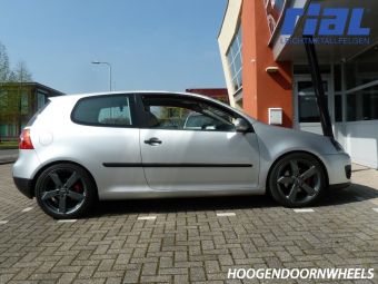 Rial wheels type Kodak gemonteerd in het antraciet 18 inch velgen VW Golf V