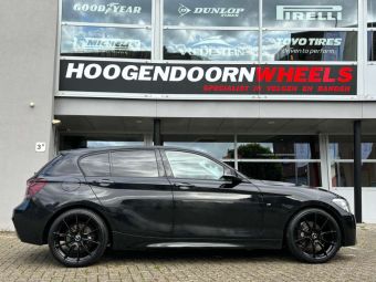 TEC SPEEDWHEELS GT RACE-I BLACK IN 19 INCH GEMONTEERD ONDER EEN BMW 1 SERIE