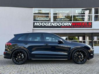 TOMASON AR2 BLACK IN 22 INCH GEMONTEERD ONDER EEN PORSCHE CAYENNE